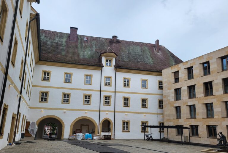 Rathausneubau in Herzogenaurach, saniertes Schlossgebäude mit Neubau