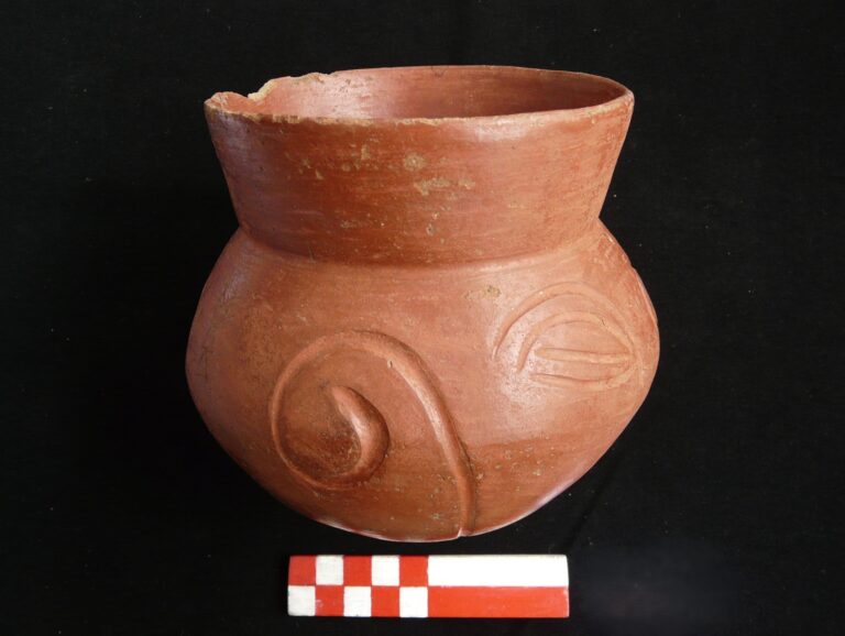 Archäologisches Projekt Orcón-Pacaybamba (PAOP), Grabbeigabe eines Keramiktopfes der Teatino-Kultur (800-1000 n. Chr.)