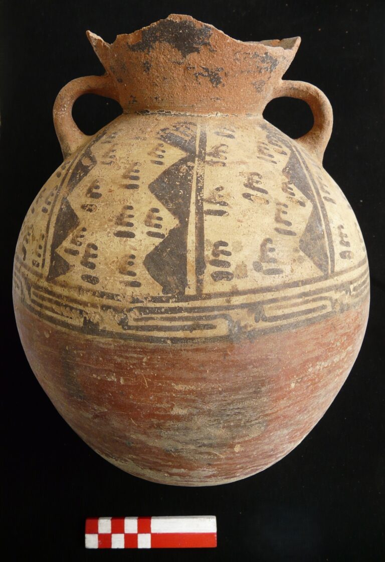 Archäologisches Projekt Orcón-Pacaybamba (PAOP), Grabbeigabe eines Keramikgefäßes der frühen Chancay-Kultur (1000-1200 n. Chr.)