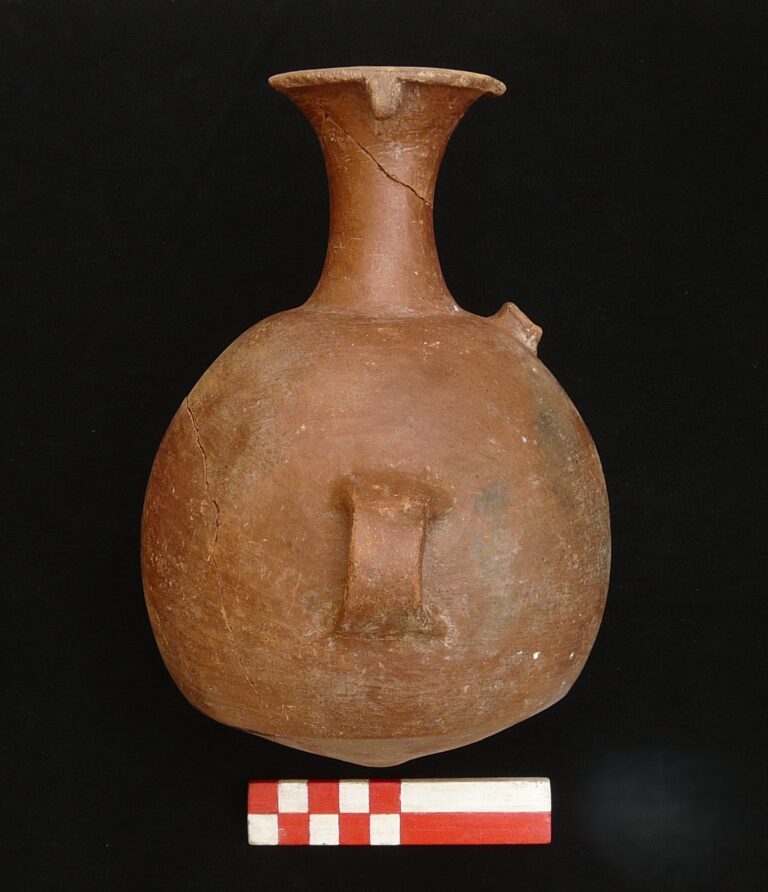 Archäologisches Projekt Orcón-Pacaybamba (PAOP), Grabbeigabe eines inkazeitlichen Keramikgefäßes (1475 – 1540 n. Chr.)