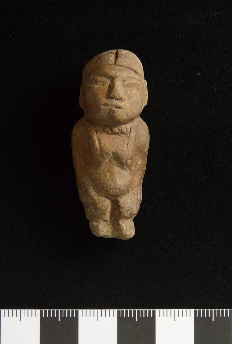 Archäologisches Projekt Orcón-Pacaybamba (PAOP), Bauopfergabe eines Anhängers aus Keramik im chavinzeitlichen Tempelbau von Cayán aus dem frühen 1. Jt. v. Chr.