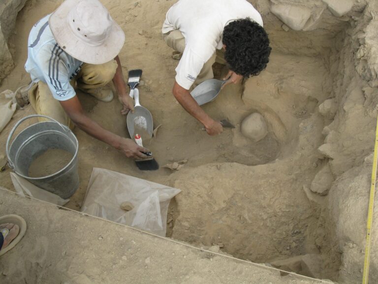 Archäologisches Projekt Orcón-Pacaybamba (PAOP), Freilegung eines Grabes aus dem späten 4. Jt. v. Chr. in der präkeramischen Siedlung von Polvareda