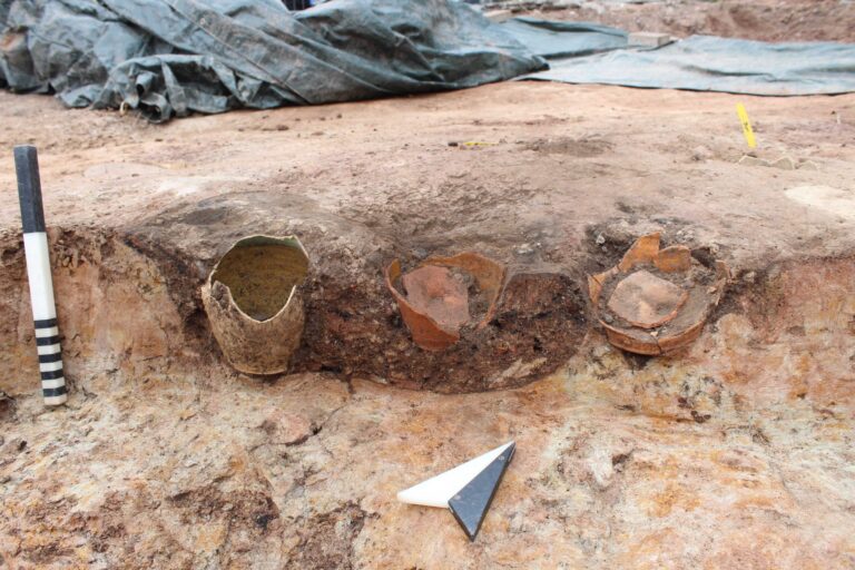 Projekt Neubau eines Wohn- und Geschäftshauses in der Hauptstraße 13 in Neuendettelsau, frühneuzeitliche Nachgeburtstöpfe
