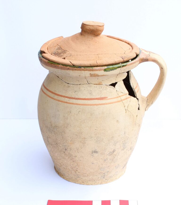 Projekt Neubau eines Wohn- und Geschäftshauses in der Hauptstraße 13 in Neuendettelsau, restaurierter Nachgeburtstopf