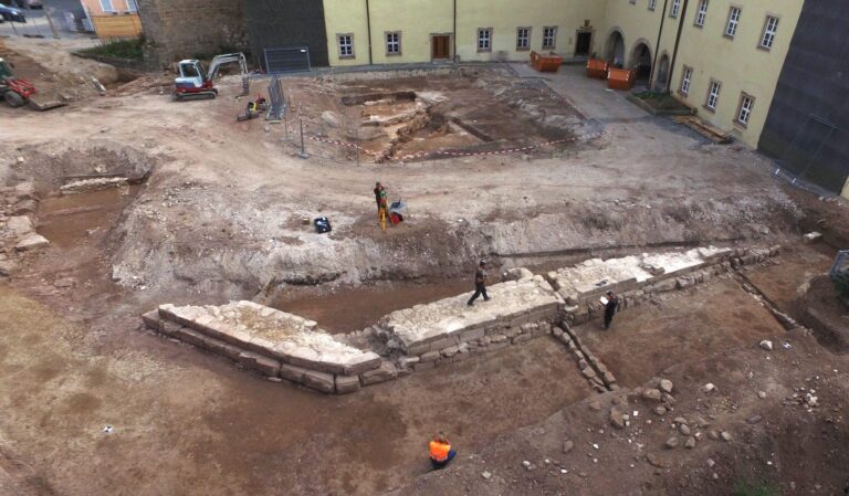 Rathausneubau in Herzogenaurach, mittelalterliche Ringmauer der Burganlage