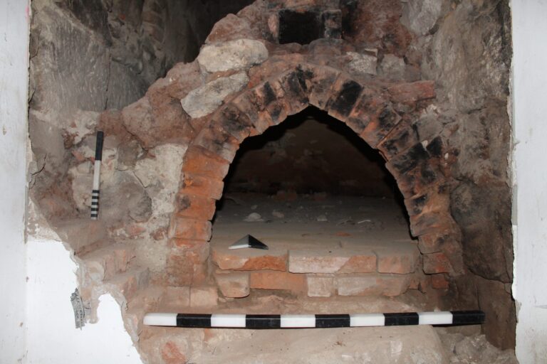 Rathausneubau in Herzogenaurach, neuzeitlicher Backsteinofen