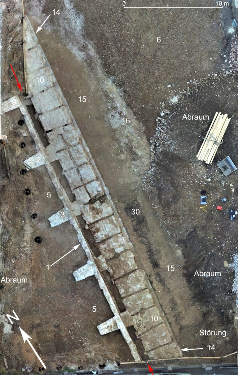 Schönbornstraße 17 in Forchheim, Drohnenfoto des Festungsmauerwerks der St.-Henrici-Bastion aus dem 17. Jh.