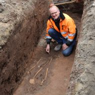 Erneuerung von Versorgungsleitungen in Herzogenaurach, mittelalterliche und neuzeitliche Gräber auf dem Kirchenplatz